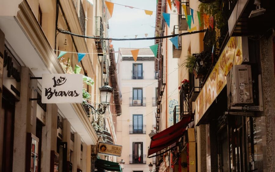 Madrid Retro Tour 120 min, old town, modern Madrid + surprise destination - Price and value: $258 per group up to 3, and when it makes sense