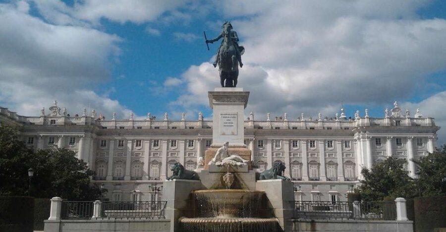Madrid: Royal Palace and Almudena Cathedral Small-Group Tour - Airport-style security and the small-bag rule