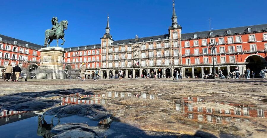 Madrid: Royal Palace Entry Ticket and Small Group Tour - Royal Palace of Madrid, done in a smart 138-minute route