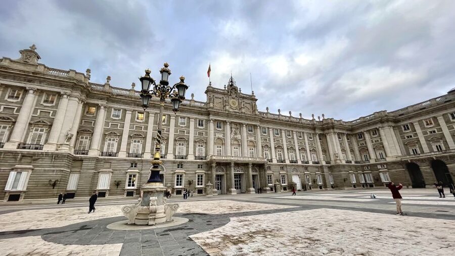 Madrid: Royal Palace Entry Ticket and Small Group Tour - Meeting at Fun and Tickets, and why arriving early helps