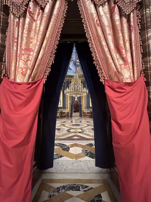 Madrid: Royal Palace Guided Shared Group Tour - Salón de las columnas: learn what a room signals