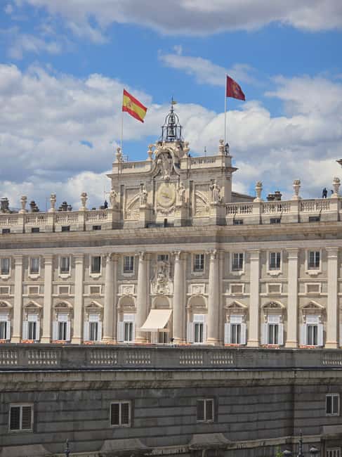 Madrid: Royal Palace Guided Tour w/ Skip-the-Line Entry - Plaza de Ramales meeting point and a quick reset before the palace