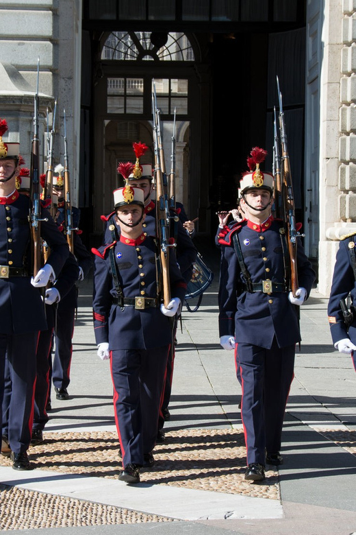 Madrid: Royal Palace Guided Tour with Skip-the-Line Entry - What the first 15 minutes do for your visit