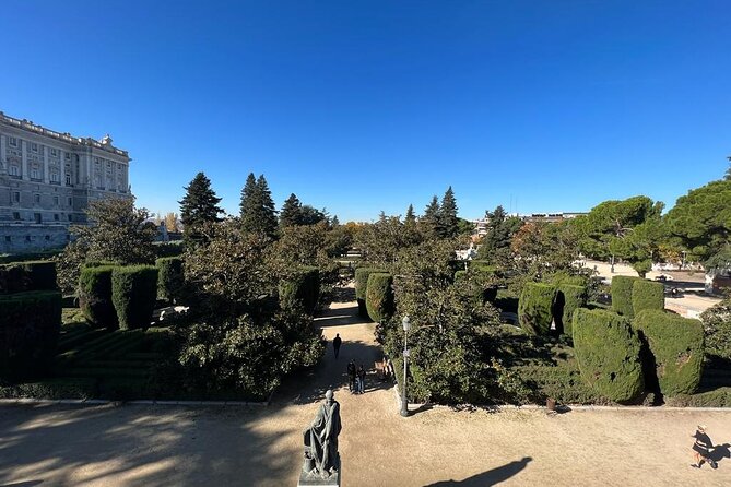 Madrid: Royal Palace Guided Tour with Skip the Line Ticket - The Storytelling Style: From Beatriz to Enrique and Rocío