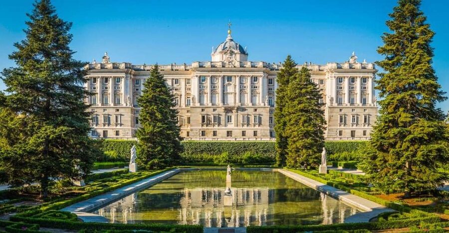 Madrid Royal Palace & Prado Museum + hotel pick-up & tickets - The Royal Armory: medieval and renaissance armor in a palace setting