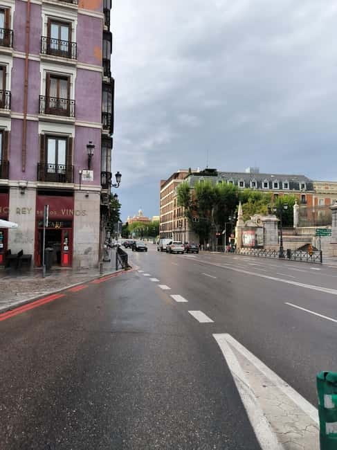 Madrid: Royal Palace Private Tour with Tickets - Stop 1: Monument to Goya and why it sets the tone