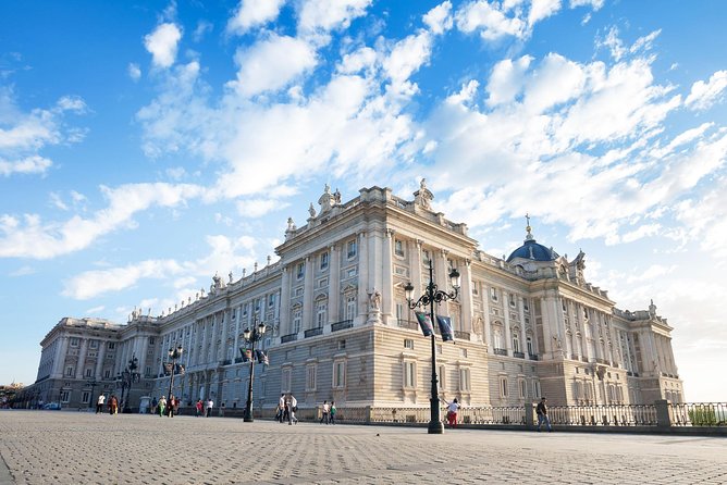 Madrid Royal Palace Professional Guided Tour with Skip the Line - Royal Armory: the moment the palace turns into a weapon museum