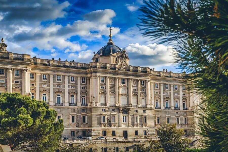 Madrid: Royal Palace Skip-the-line Guided Tour - Entering the Royal Palace fast, starting with Plaza de Oriente