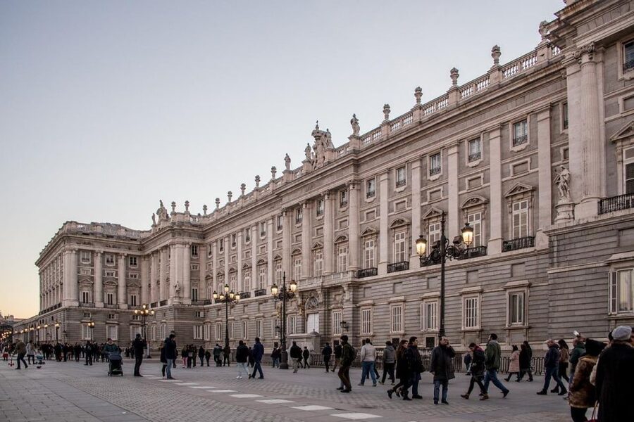 Madrid: Royal Palace Skip-the-Line Guided Tour - Plaza de Oriente: the walk that sets up the palace