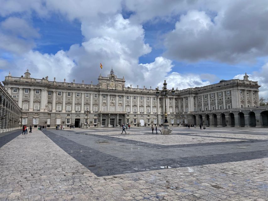 Madrid: Royal Palace tour - semi private or private - Entering the Royal Palace of Madrid like you have a map, not a guess