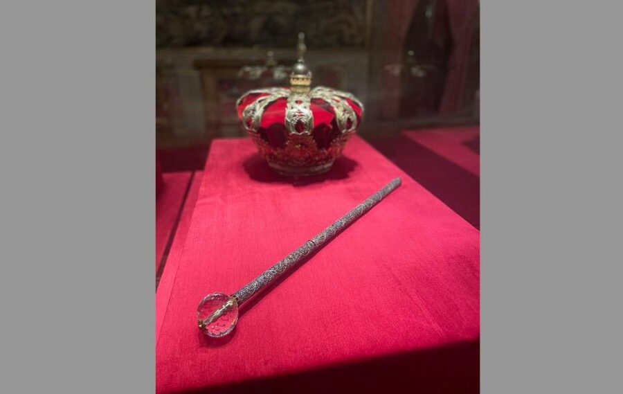 Madrid: Royal Palace tour - semi private or private - Skip-the-line logistics: separate entrance, audio devices, and bag storage