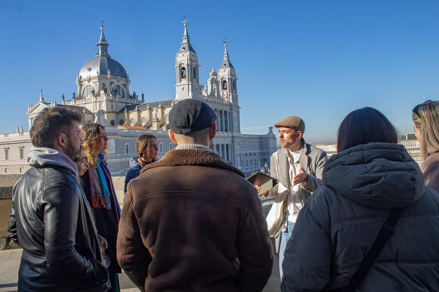Madrid's Iconic Tapas, Taverns & History Experience - Where you meet and how to spot your guide