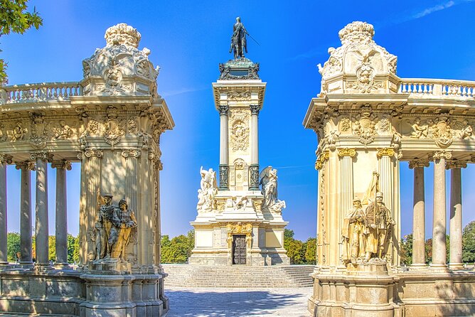 Madrid Scavenger Hunt and Sights Self-Guided Tour - Stop 1: Palacio de Cibeles and the payoff of looking up