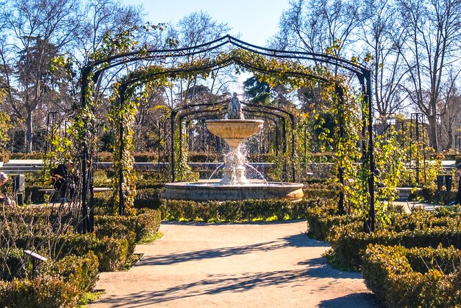 Madrid Scavenger Hunt and Sights Self-Guided Tour - Stop 4: Palacio de Cristal, photo tasks with a real Madrid backdrop