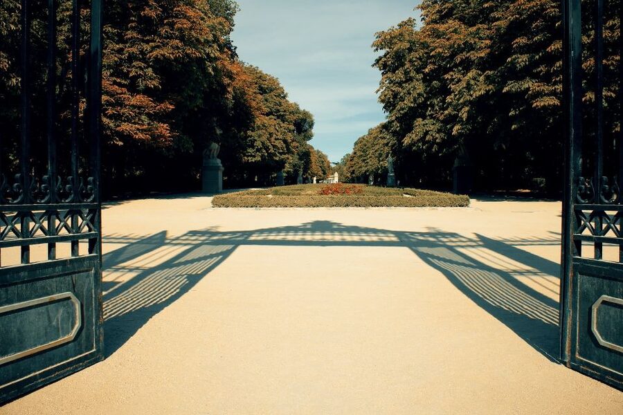 Madrid: Secrets of Retiro Park 2-Hour Walking Tour - Estanque Grande and the big opening act for first-timers