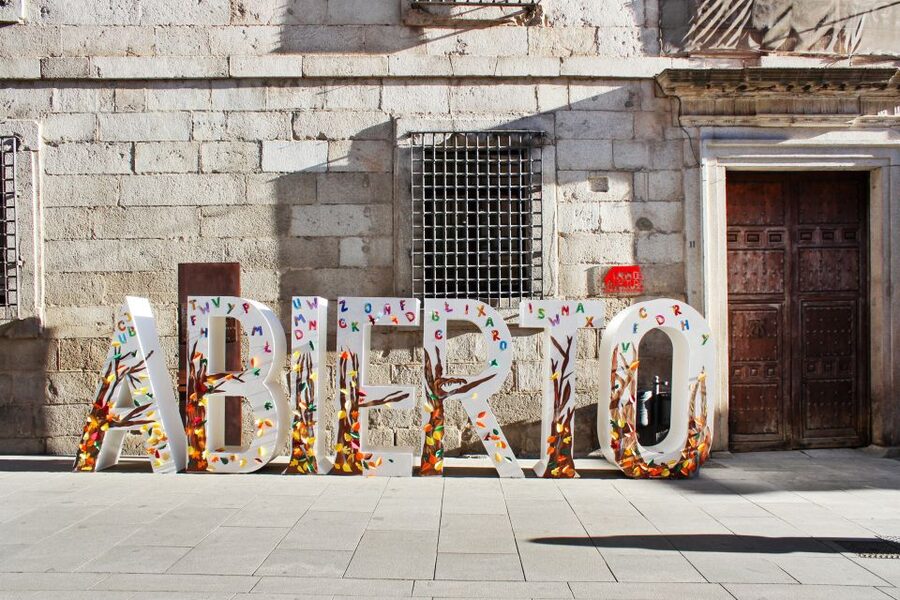 Madrid: Segovia and Toledo Tour, Alcazar, and Cathedral - Meeting point at Plaza de las Ventas: how to avoid the day-one scramble