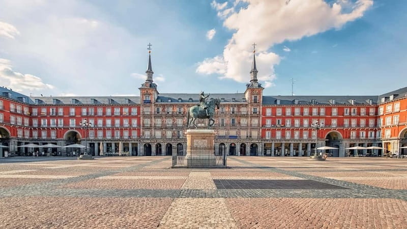 Madrid: Small-group historical walking tour - Puerta del Sol: the center square where Madrid talks to you