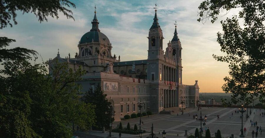 Madrid: Sunset Walking Tour with Optional Flamenco Show - The flamenco upgrade: when it’s worth paying extra