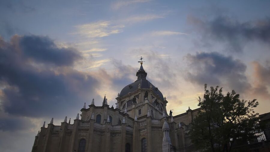 Madrid: Sunset Walking Tour with Optional Flamenco Show - Guides, pacing, and what the group experience feels like