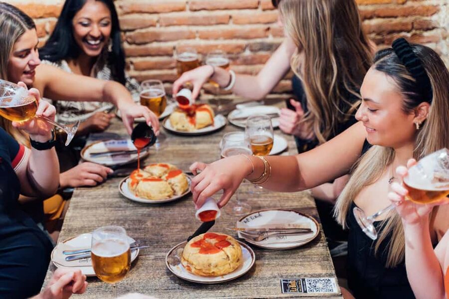 Madrid: Tapas Food Crawl with 6 Tapas and 4 Drinks - The evening flow: how the 2.5 hours tend to feel