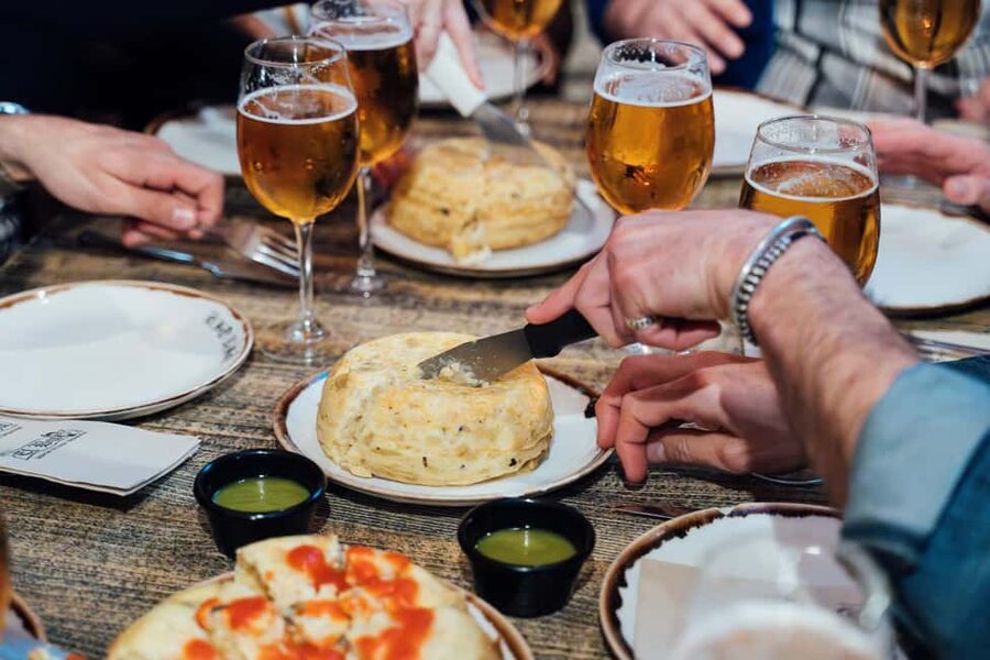 Madrid: Tapas Food Tour with Drinks and Food - Meeting at Plaza de los Carros, finding the yellow flag