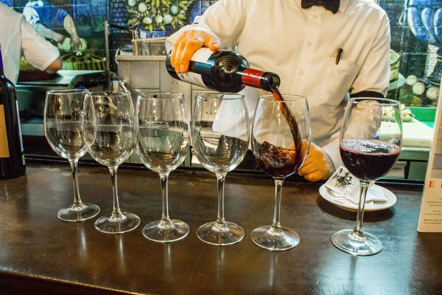 Madrid: Tapas & Wine Tasting Tour with Local Guide - Pace, group size, and how to get the most out of 3 hours