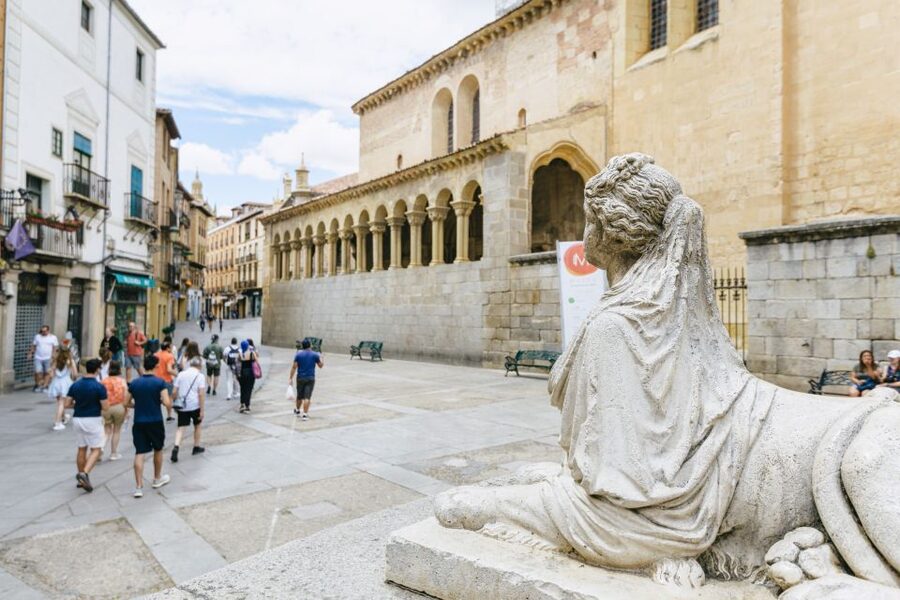 Madrid: Toledo & Segovia Full Day Guided Tour with Alcázar - Guides, language, and how the day stays understandable