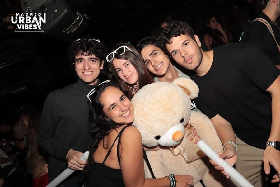 Madrid: Top Pub-Crawl with Drinks and Nightclub Entry - Meeting at the Bear Statue, then getting your night organized fast