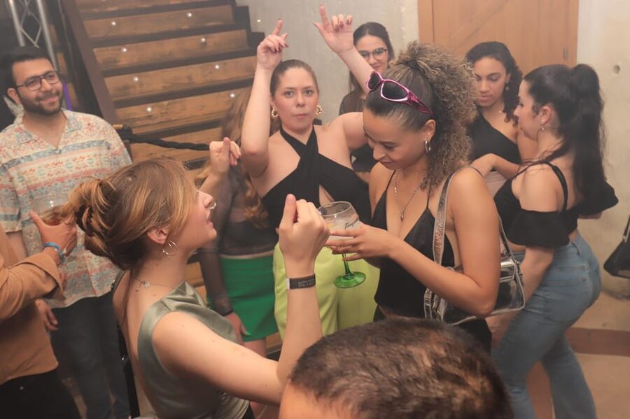 Madrid: Top Pub-Crawl with Drinks and Nightclub Entry - Languages and guides: how you get your cues in real time