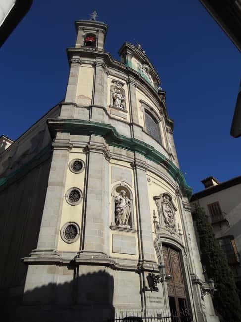 Madrid: Tour of the Historic City Center - Royal landmarks: San Ginés to the Royal Palace to Almudena Cathedral