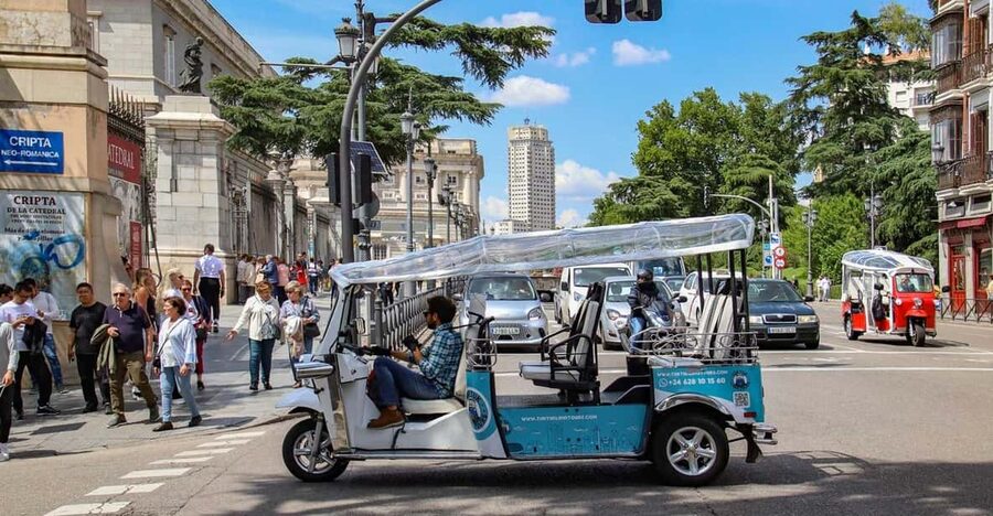Madrid Tuk Tuk Welcoming Tour - Saint Francis el Grande and La Latina views without detours
