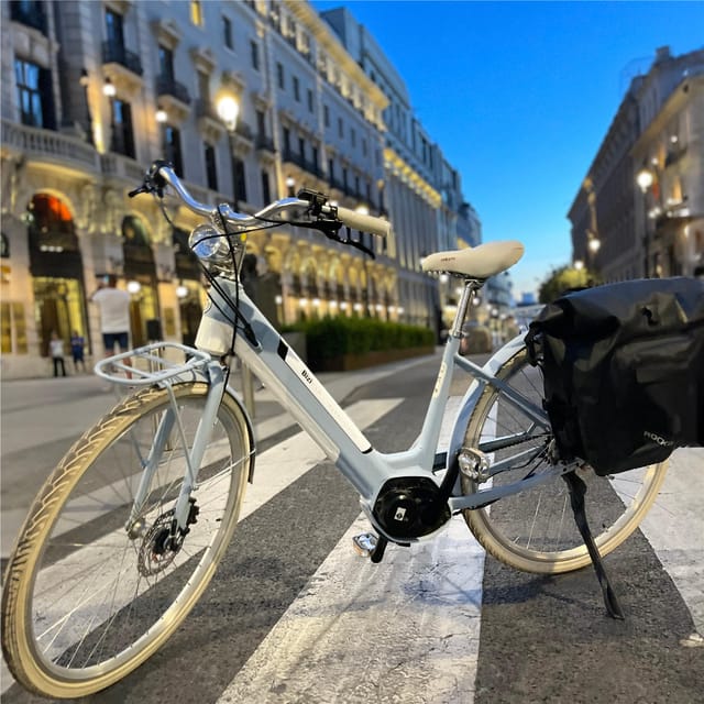 Madrid: Vintage Bike Rental with Tourist Map - Getting started at C. de Moratín 29 near Retiro Park