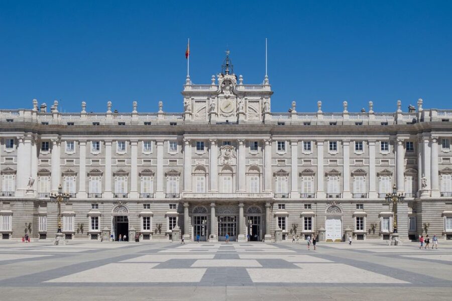 Madrid: Visit to the Royal Palace & Walking Tour of the City - Plaza de la Armería and the Royal Palace photo stop rhythm