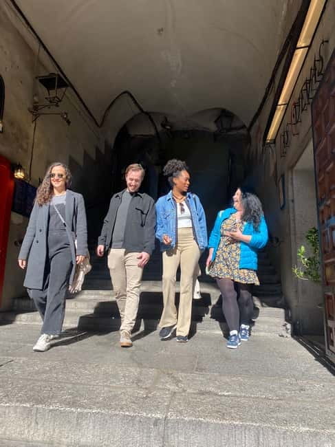 Madrid: Welcome to Madrid Guided Walking Tour - Key highlights to look for