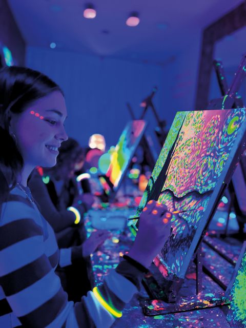 Madrid: Wine Gogh Glow Academy Paint and Sip Classes - What it is like when you do not speak Spanish