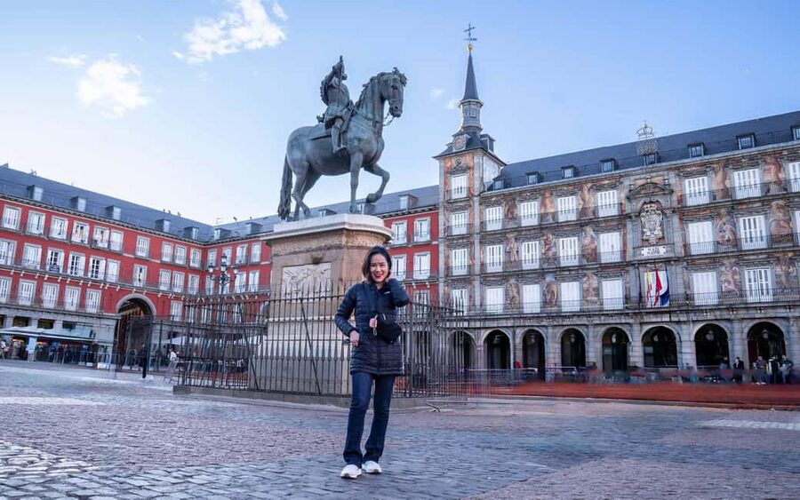 Memorable Photographic Tour of Madrid - Arco de Cuchilleros and the Photo Trick of Depth