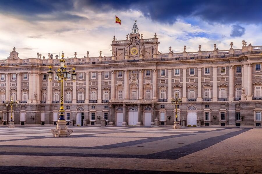 Private guided tour Royal Palace & Royal Collections Gallery - Private rooms, Porcelain Room, and the Santa Bárbara tapestry thread