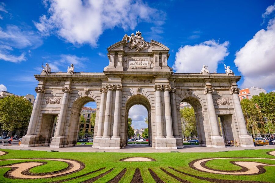 Private Madrid Highlights Walking Tour - Plaza de Oriente and the Royal Palace Photo Stop