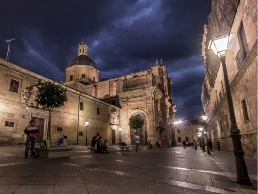 Salamanca: Evening Sightseeing Walking Tour - Plaza Mayor’s Baroque architecture, plus the restaurant side of Salamanca