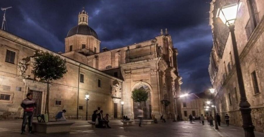 Salamanca: Evening Sightseeing Walking Tour - Huerto de Calixto y Melibea gardens: calm views by the river