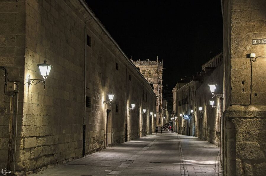 Salamanca: Legends and Stories Private Night Walking Tour - A stroll that keeps the atmosphere magical, not exhausting