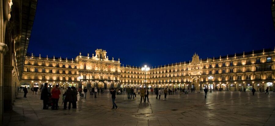 Salamanca: Local Legends Evening Walking Tour in Spanish - Salamanca at Sunset: Legends in Walkable Pieces
