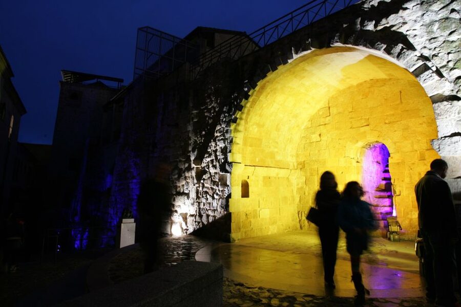 Salamanca: Local Legends Evening Walking Tour in Spanish - Start Point in Plaza Mayor: Getting Oriented Fast