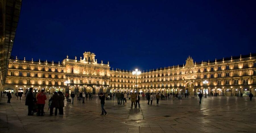 Salamanca: Local Legends Evening Walking Tour in Spanish - San Esteban’s Plateresque Facade, Towers, Gardens, and City Walls