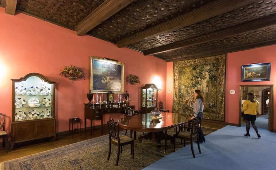 Salamanca: Monterrey Palace Audio-Guided Tour - The self-guided audio experience: how to get the most from the headphones