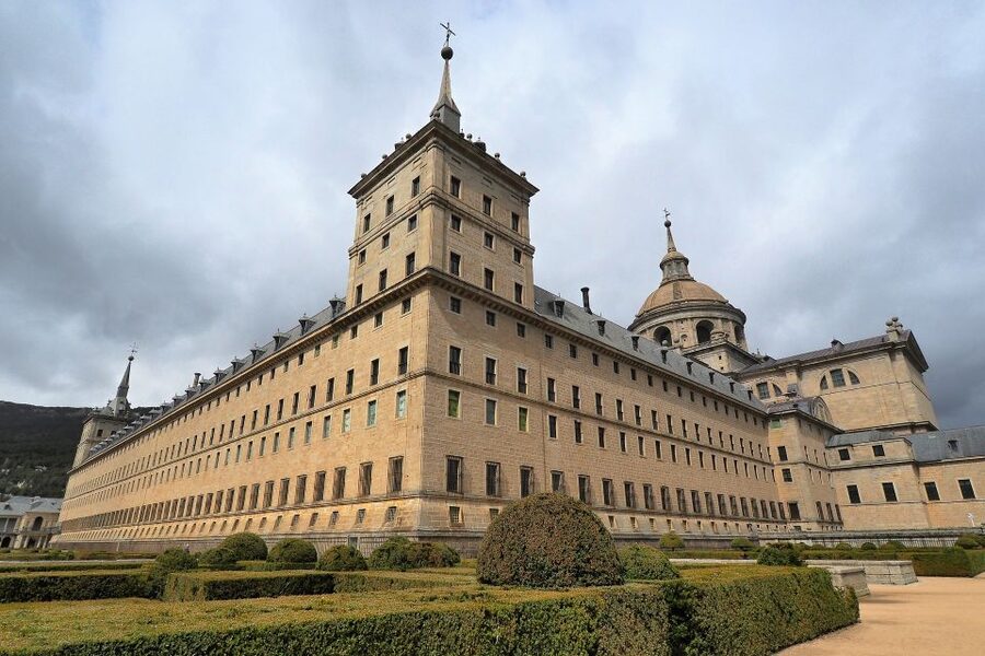 San Lorenzo de El Escorial: Monastery and Site Guided Tour - Why San Lorenzo de El Escorial feels different from other Madrid-area sites