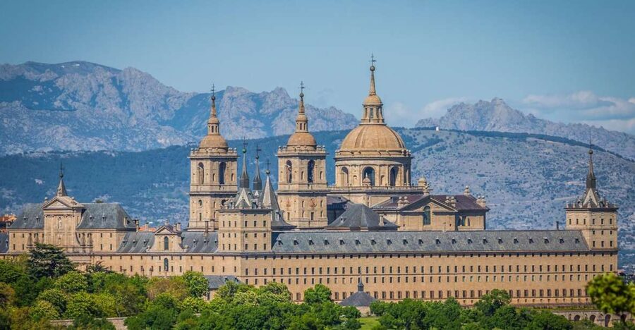 San Lorenzo de El Escorial Monastery: Private Tour - Priority entry, headsets, and how the private pace changes the visit