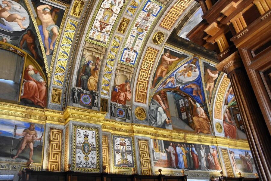 San Lorenzo de El Escorial Monastery: Private Tour - What happens when masses close the basilica