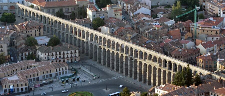 Segovia: 3-Hour Private Walking Tour - The Roman aqueduct: photo stop becomes a story