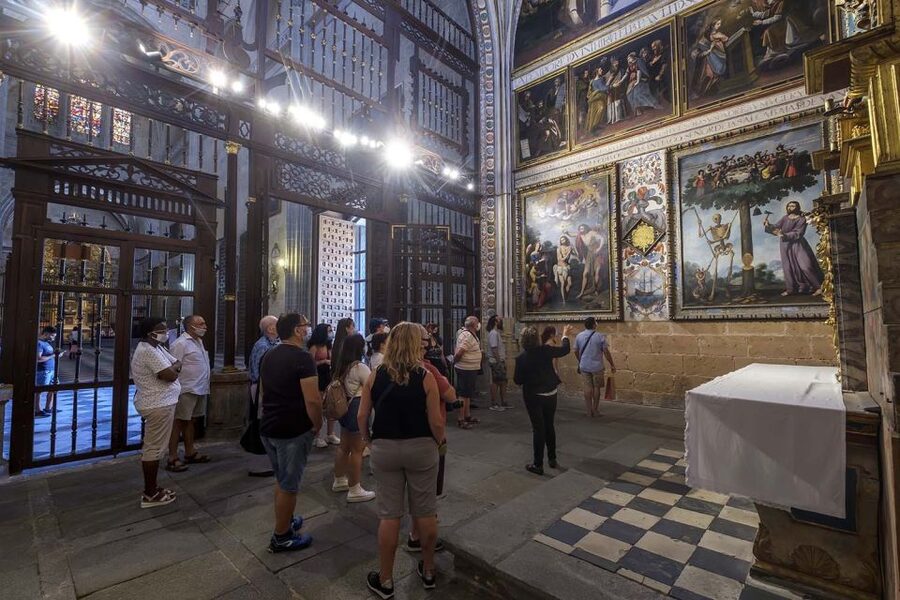 Segovia Cathedral Guided Tour - Inside the Cathedral: chapels, cloister, and exhibition halls
